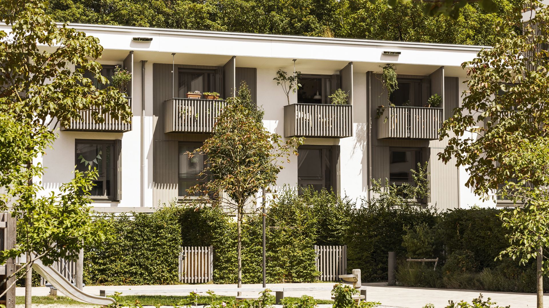 Mehrfamilienhaus mit Balkonen — Immobilien als Kapitalanlage
